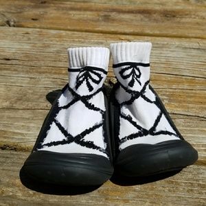 ✔Skidders non slip shoes